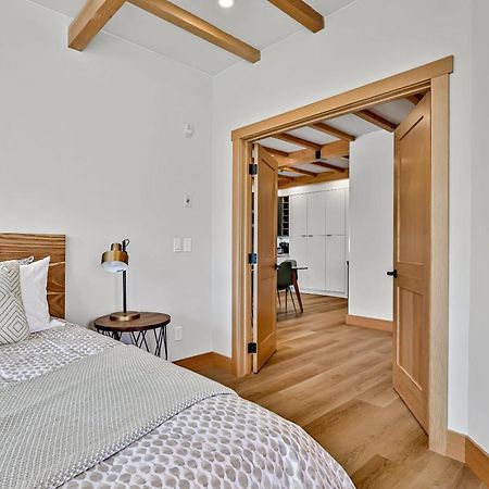 Ravens Crest Lodge - Stunning Views Perfectly Located On Main Street Canmore Bagian luar foto