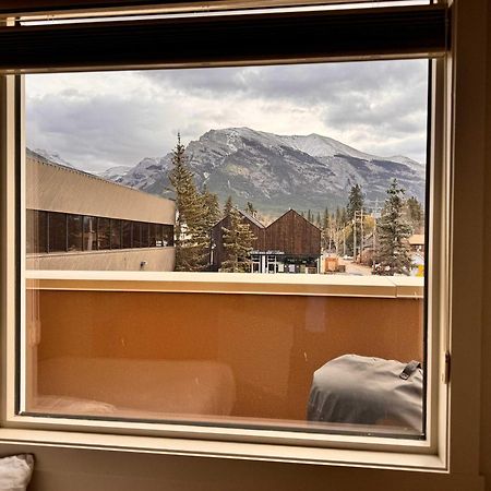 Ravens Crest Lodge - Stunning Views Perfectly Located On Main Street Canmore Bagian luar foto