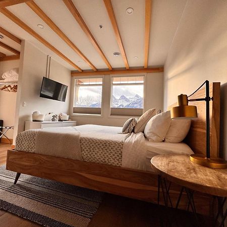 Ravens Crest Lodge - Stunning Views Perfectly Located On Main Street Canmore Bagian luar foto