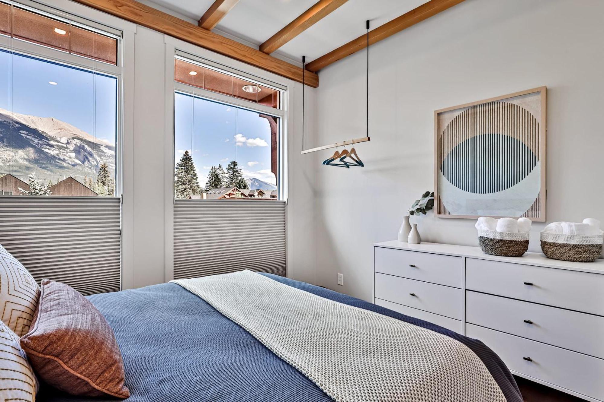 Ravens Crest Lodge - Stunning Views Perfectly Located On Main Street Canmore Bagian luar foto