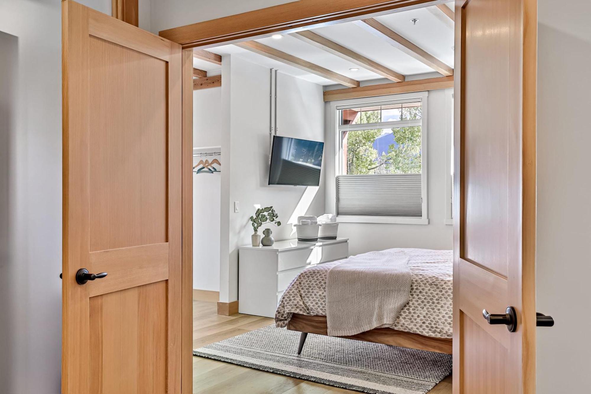 Ravens Crest Lodge - Stunning Views Perfectly Located On Main Street Canmore Bagian luar foto