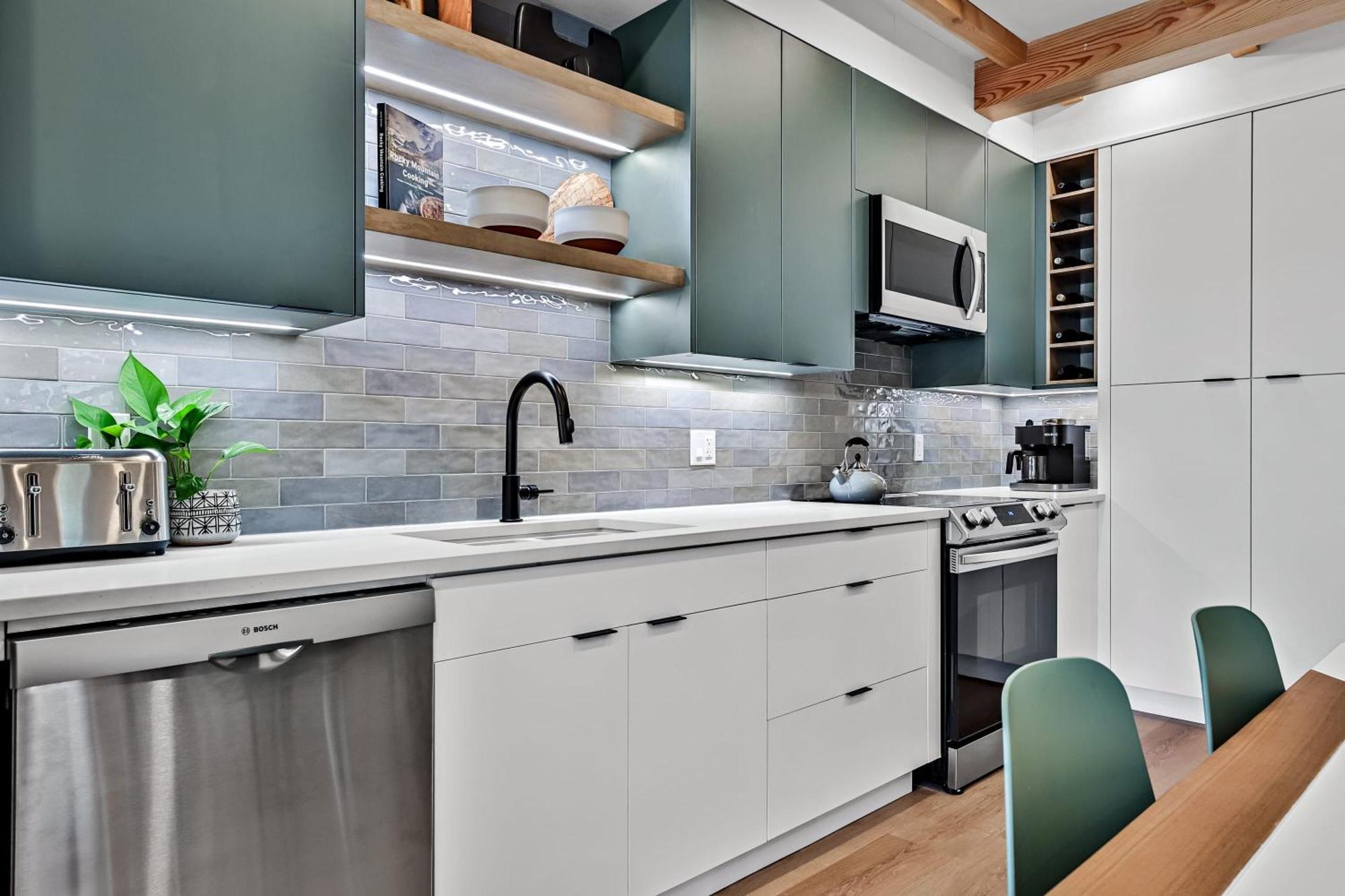Ravens Crest Lodge - Stunning Views Perfectly Located On Main Street Canmore Bagian luar foto