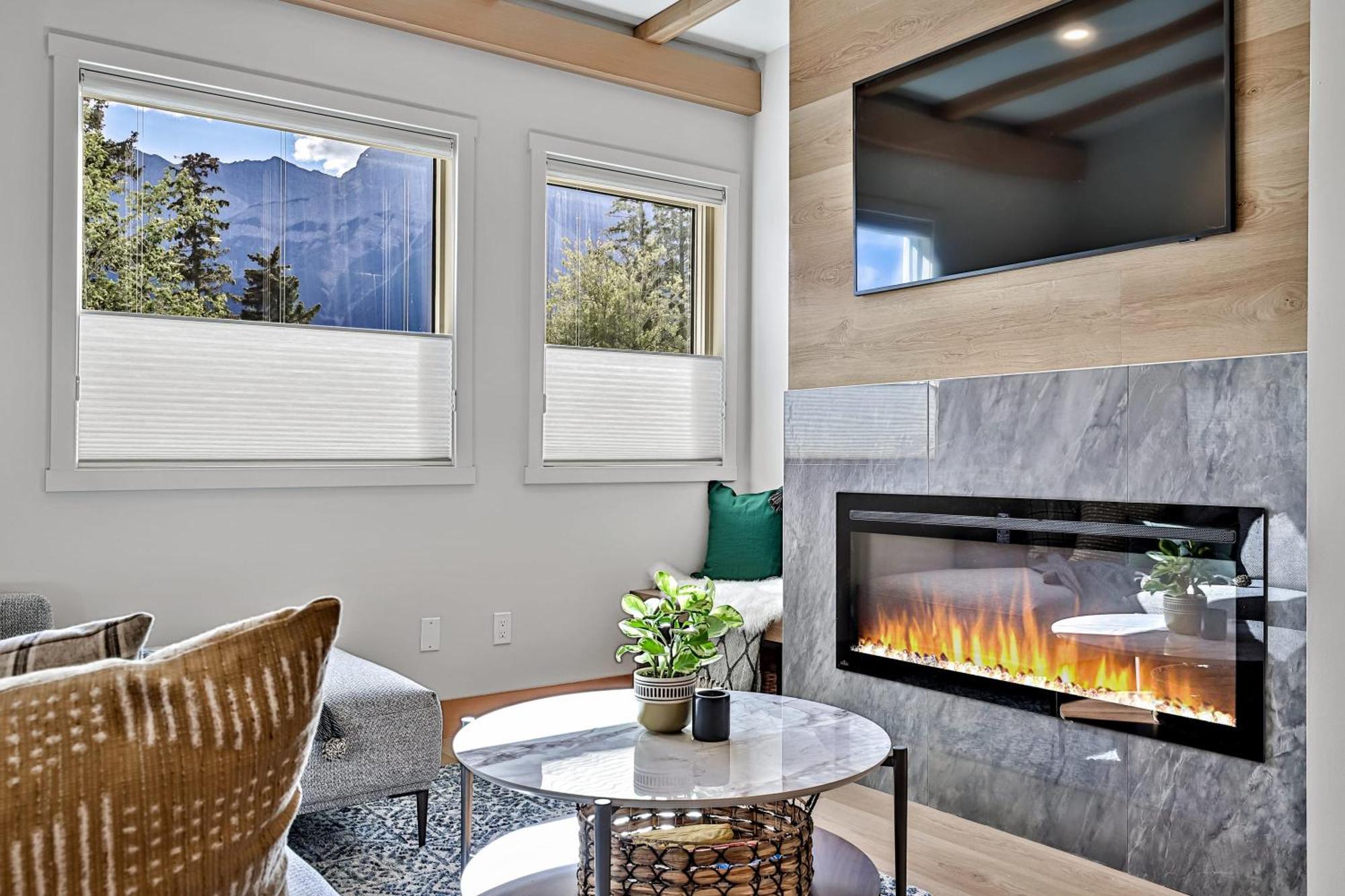 Ravens Crest Lodge - Stunning Views Perfectly Located On Main Street Canmore Bagian luar foto