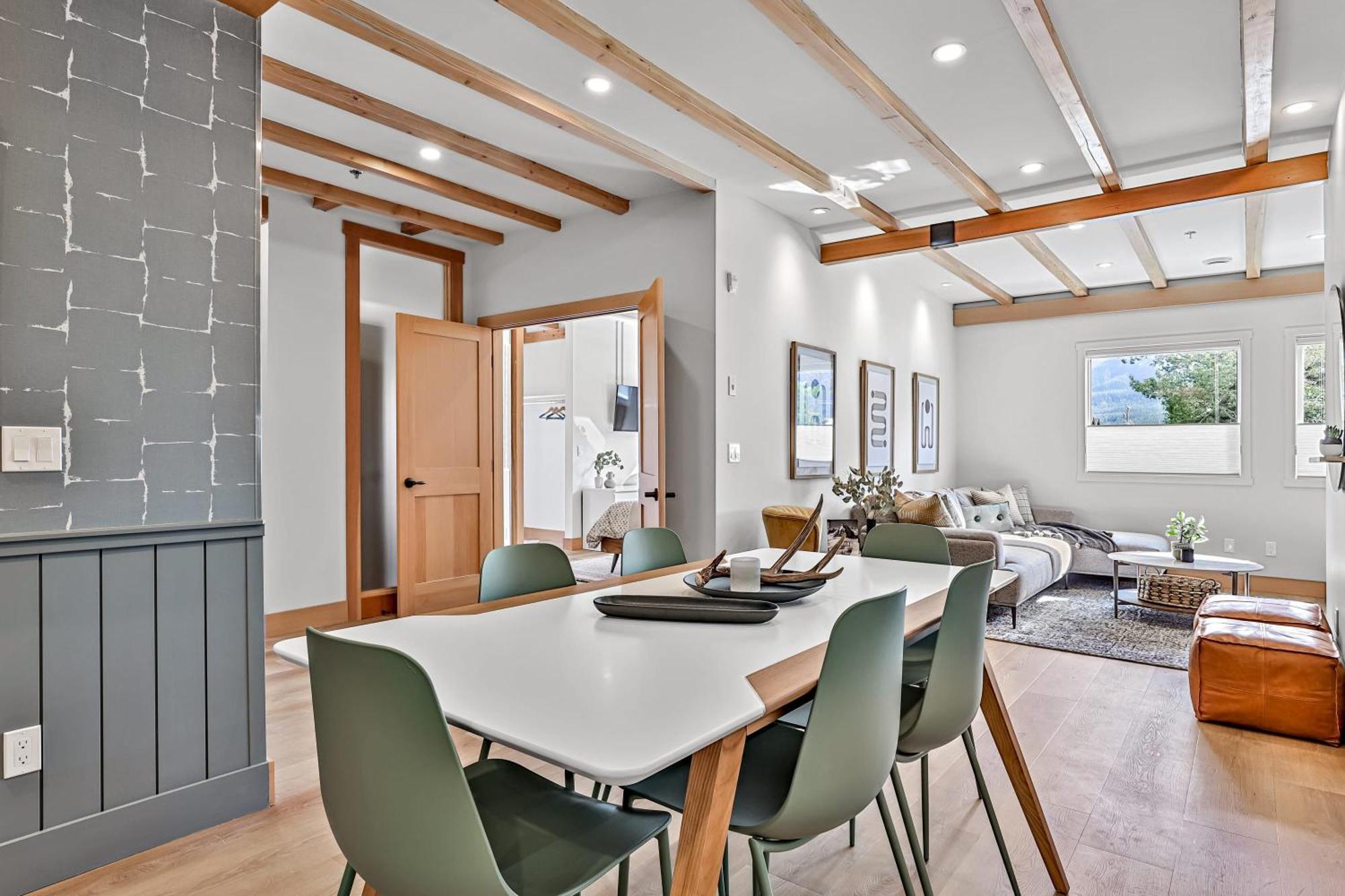 Ravens Crest Lodge - Stunning Views Perfectly Located On Main Street Canmore Bagian luar foto