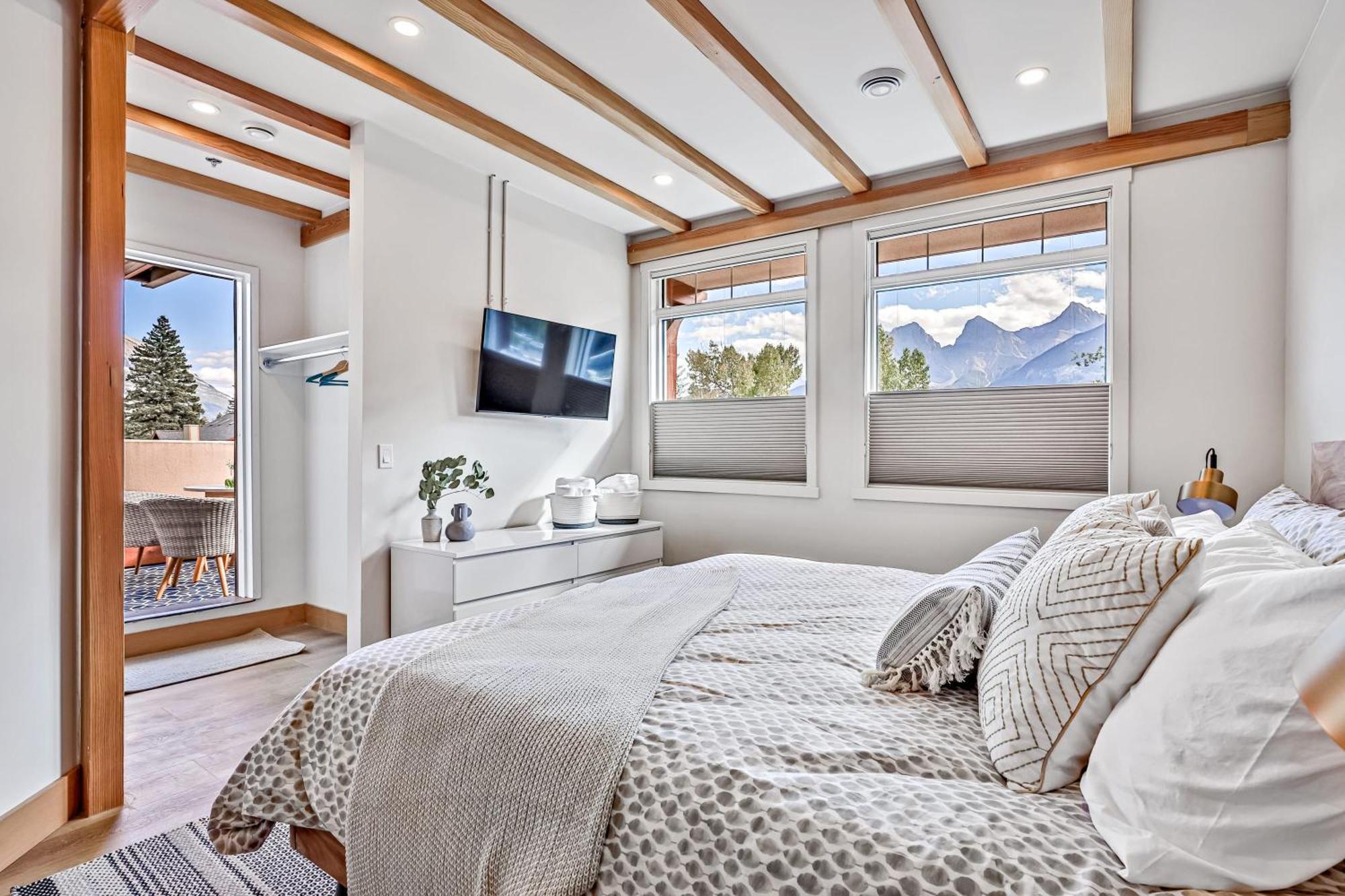 Ravens Crest Lodge - Stunning Views Perfectly Located On Main Street Canmore Bagian luar foto