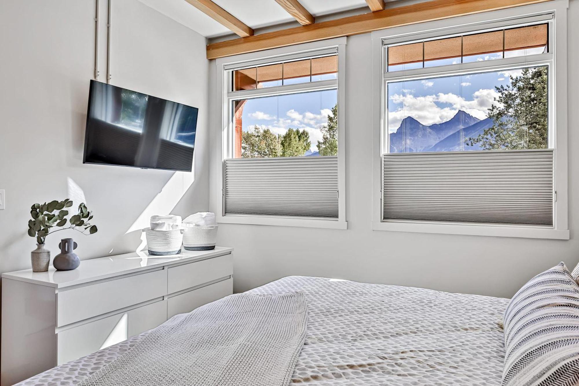 Ravens Crest Lodge - Stunning Views Perfectly Located On Main Street Canmore Bagian luar foto