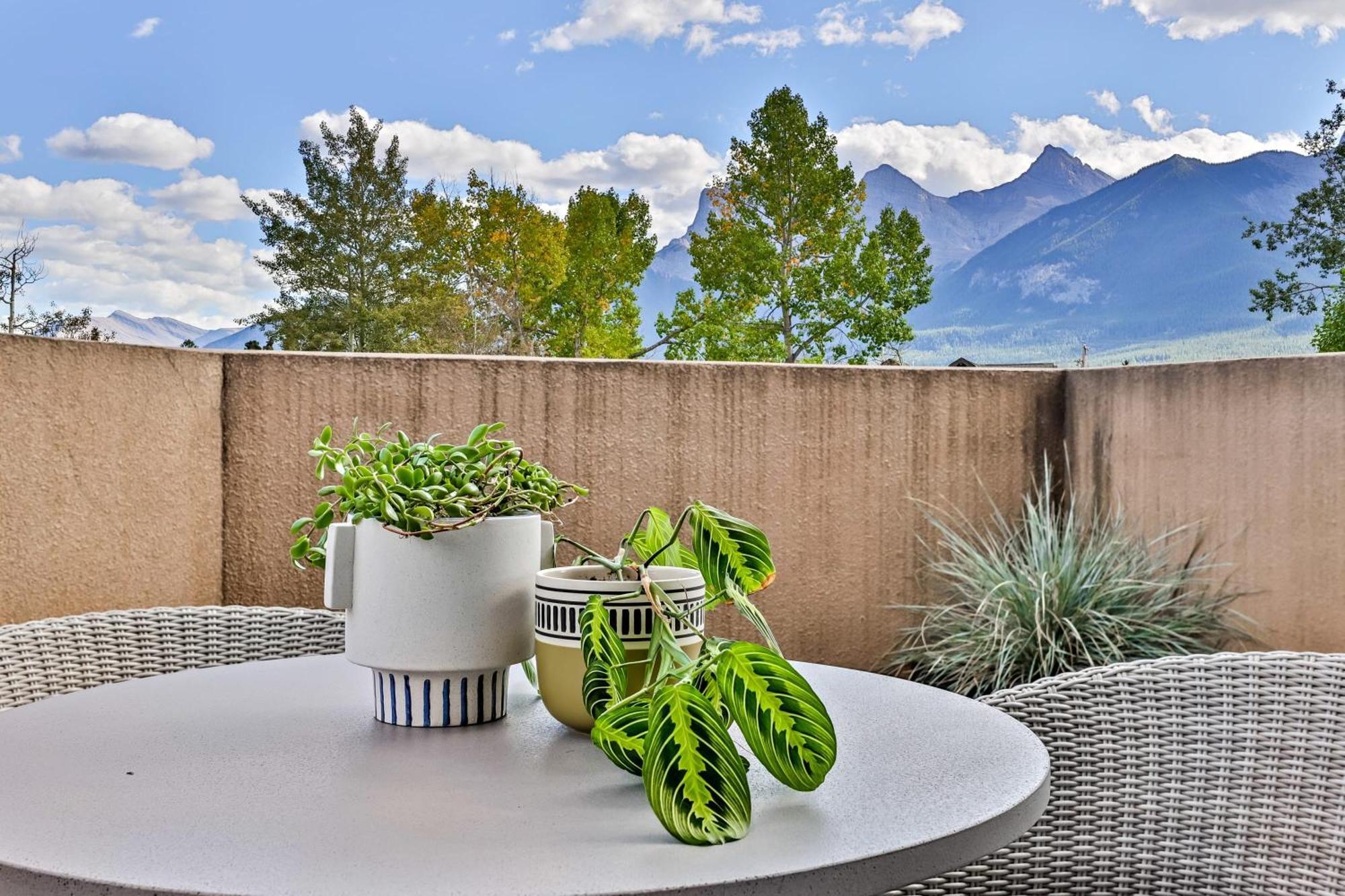 Ravens Crest Lodge - Stunning Views Perfectly Located On Main Street Canmore Bagian luar foto