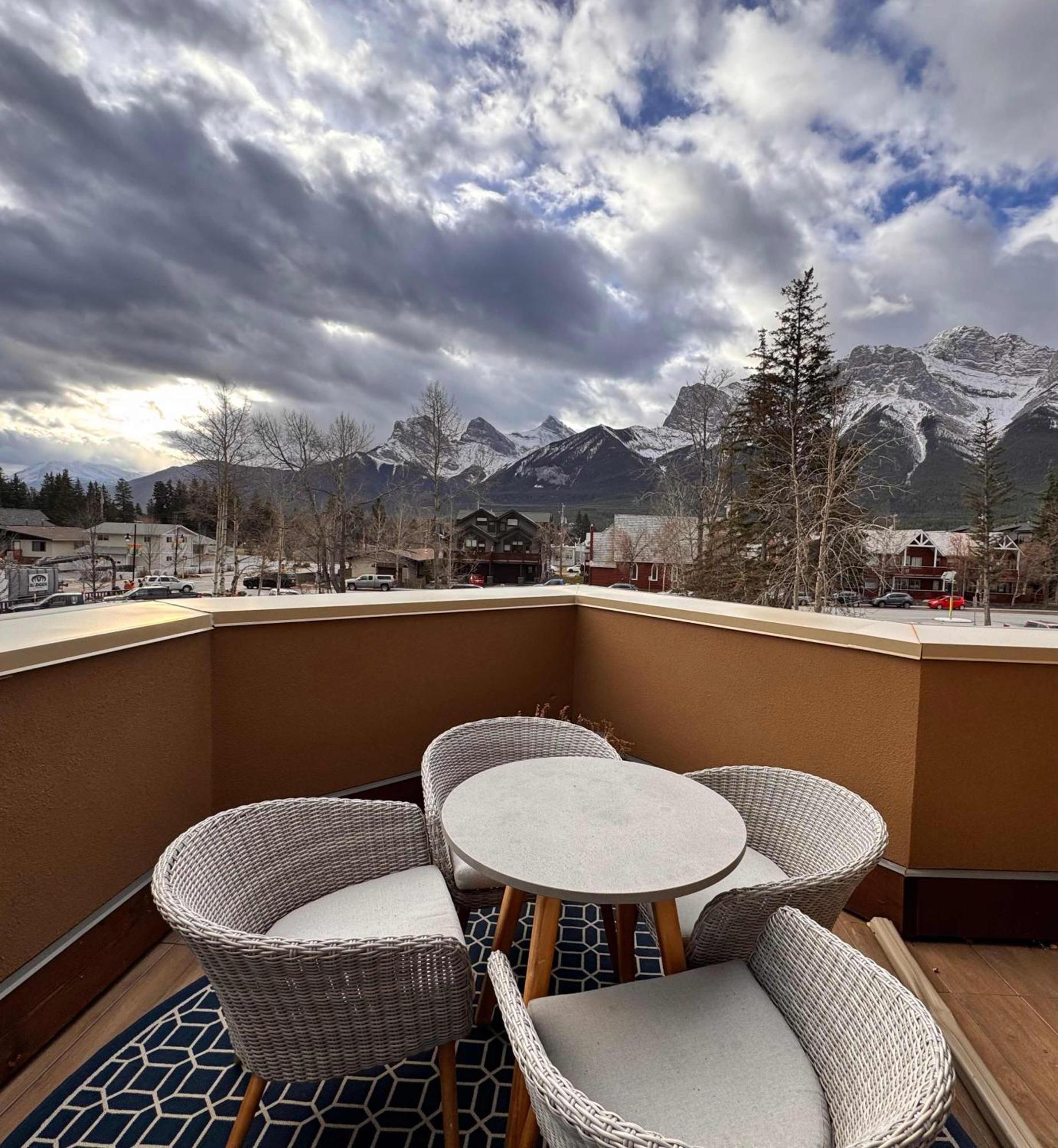 Ravens Crest Lodge - Stunning Views Perfectly Located On Main Street Canmore Bagian luar foto