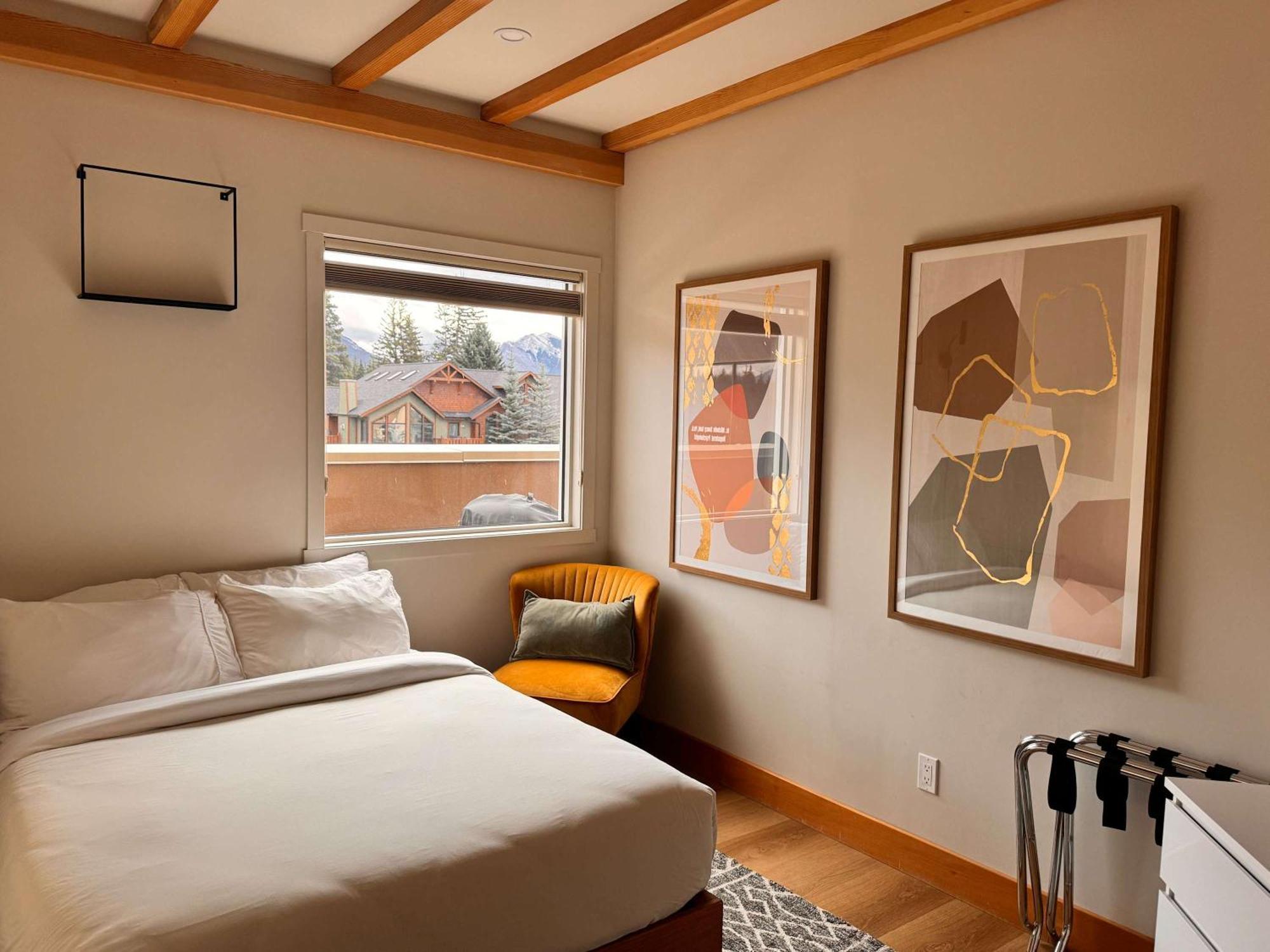 Ravens Crest Lodge - Stunning Views Perfectly Located On Main Street Canmore Bagian luar foto