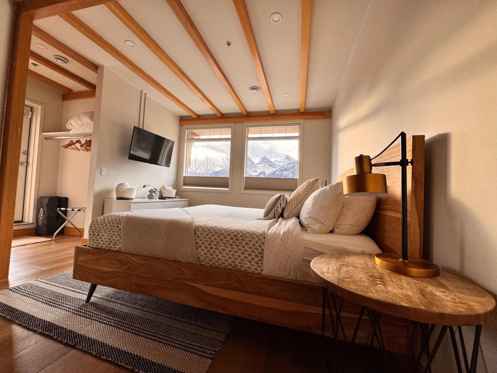 Ravens Crest Lodge - Stunning Views Perfectly Located On Main Street Canmore Bagian luar foto