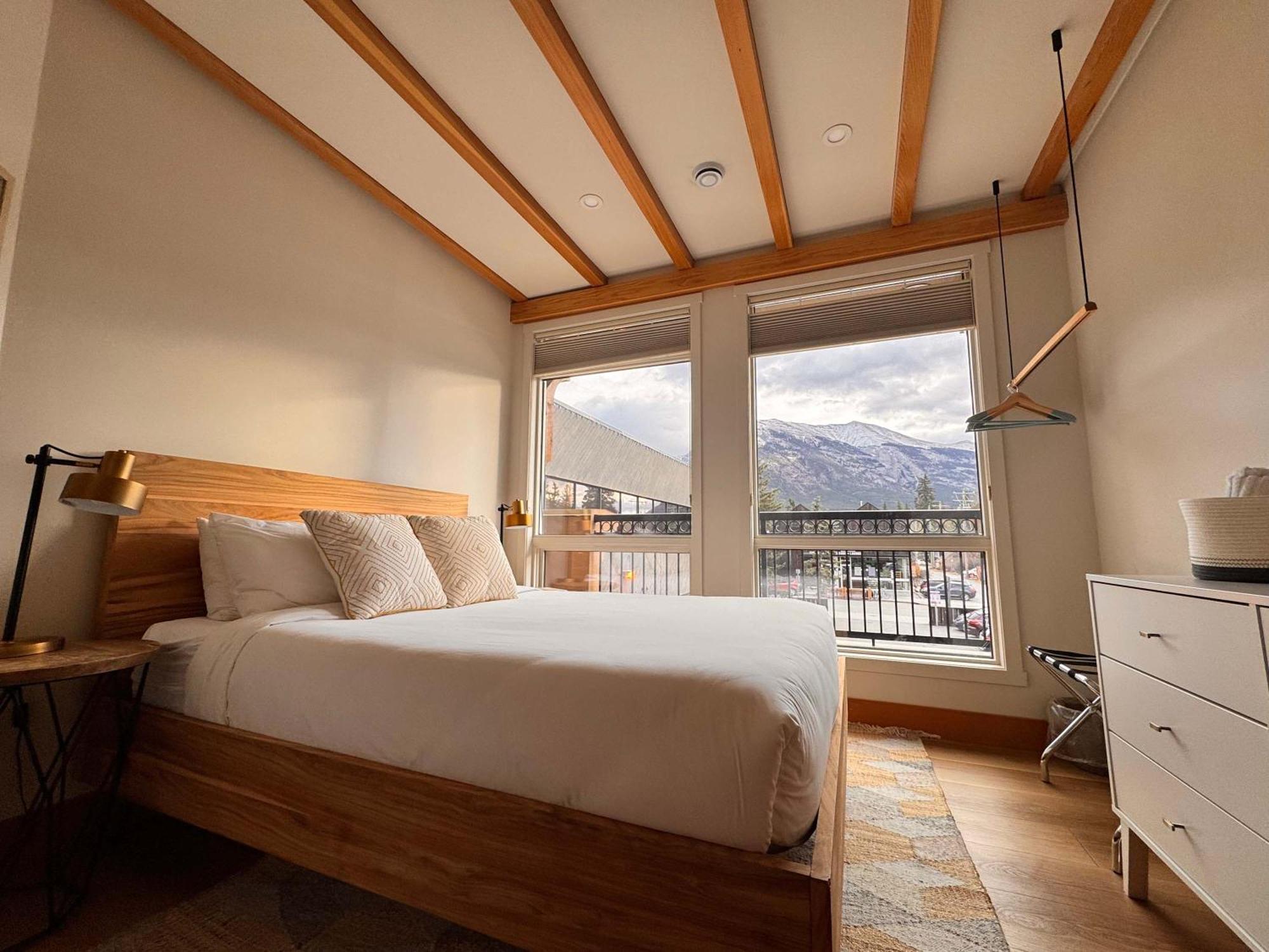 Ravens Crest Lodge - Stunning Views Perfectly Located On Main Street Canmore Bagian luar foto