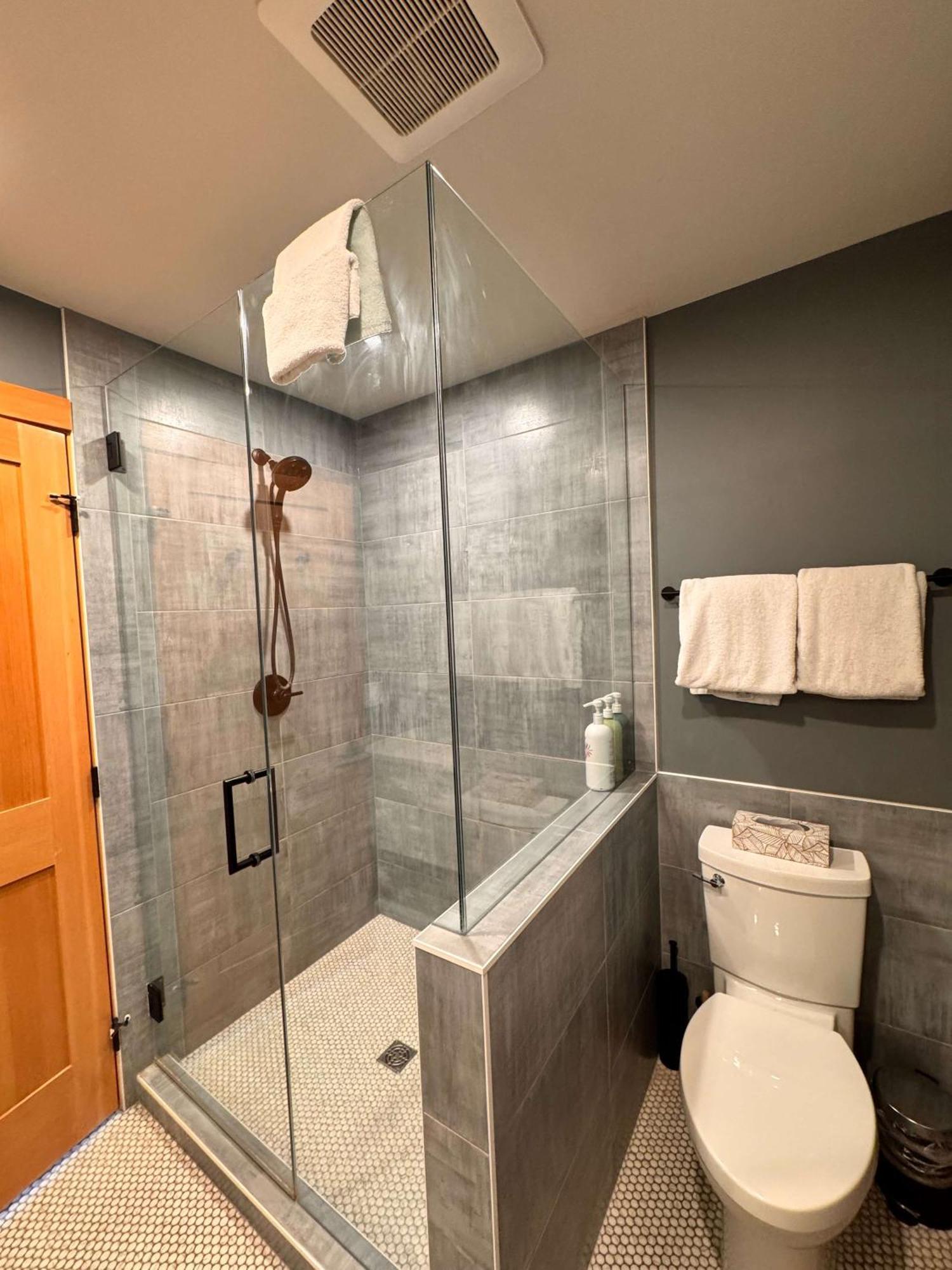 Ravens Crest Lodge - Stunning Views Perfectly Located On Main Street Canmore Bagian luar foto